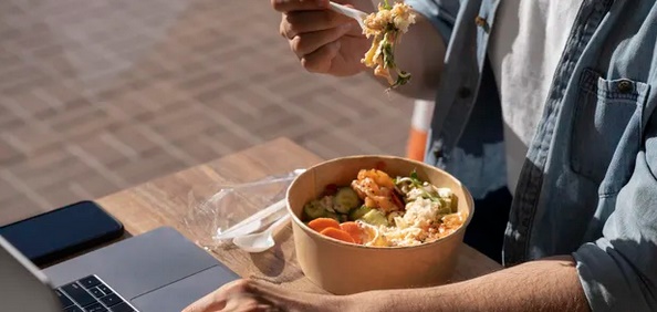 M&Aacute;S DE LA MITAD DE LOS TRABAJADORES SE SALTEA COMIDAS Y EL 78% COMPRA ALIMENTOS DE MENOR CALIDAD