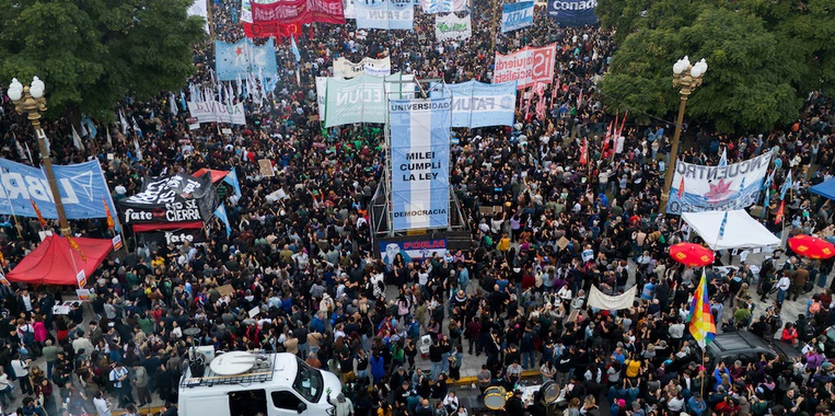 MASIVO RECLAMO UNIVERSITARIO CONTRA EL GOBIERNO: &ldquo;CUMPLAN CON LA LEY, NO HIPOTEQUEN EL FUTURO&rdquo;