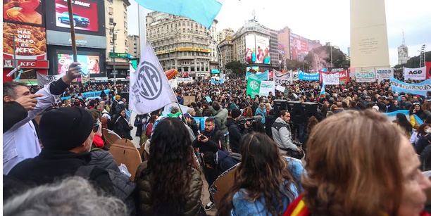 UNA MULTITUD MARCH&Oacute; AL OBELISCO EN DEFENSA DE LA CIENCIA Y EN CONTRA DEL AJUSTE DE MILEI