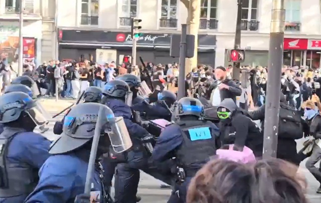 FRANCIA, ENTRE EL MERCADO DE BONOS Y LAS BARRICADAS