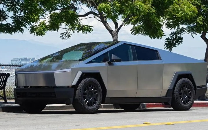 UN DIPUTADO LIBERTARIO LLEG&Oacute; AL CONGRESO EN UN TESLA
