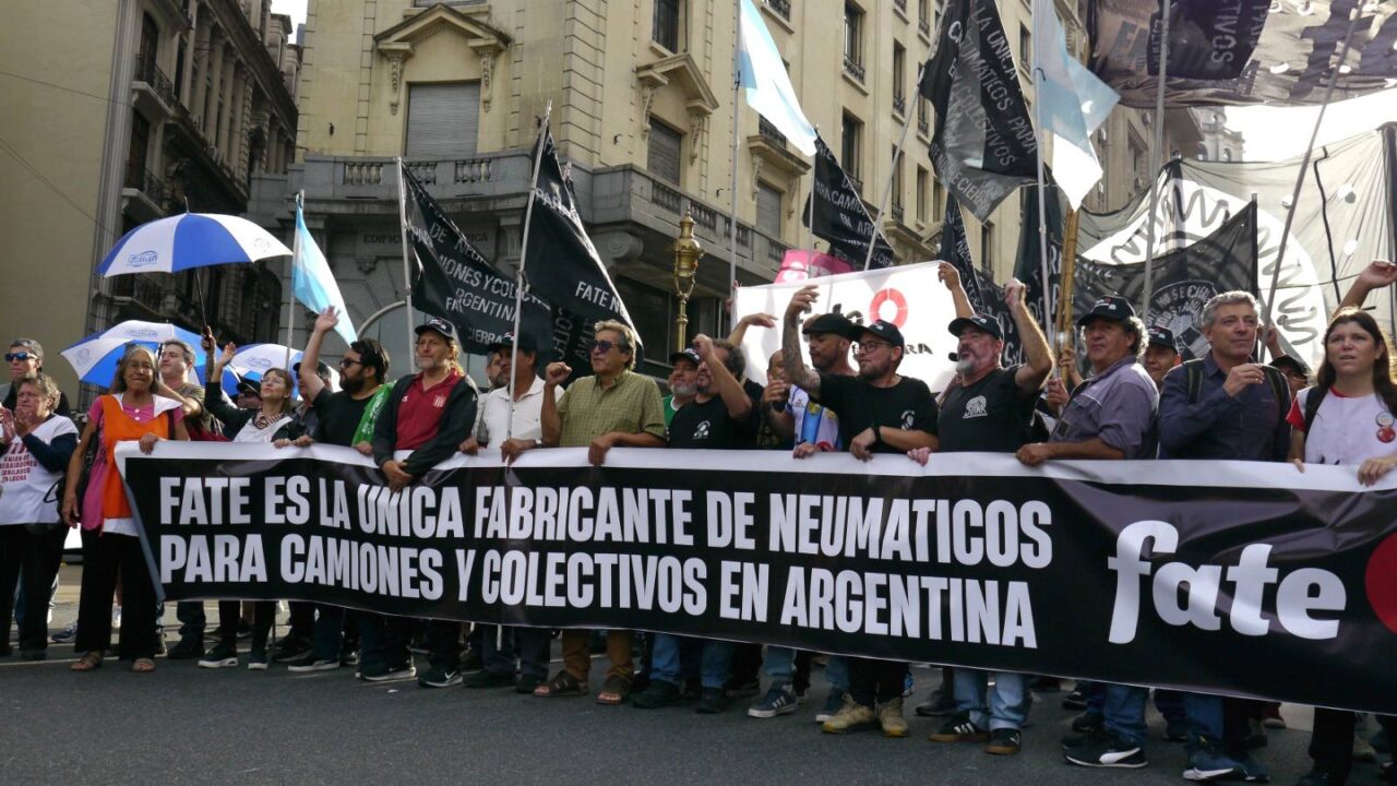 TRABAJADORES DE FATE MARCHARON DESDE EL JUZGADO LABORAL NUMERO 17 HASTA PLAZA DE MAYO CUSTODIADOS POR UN GRAN OPERATIVO POLICIAL