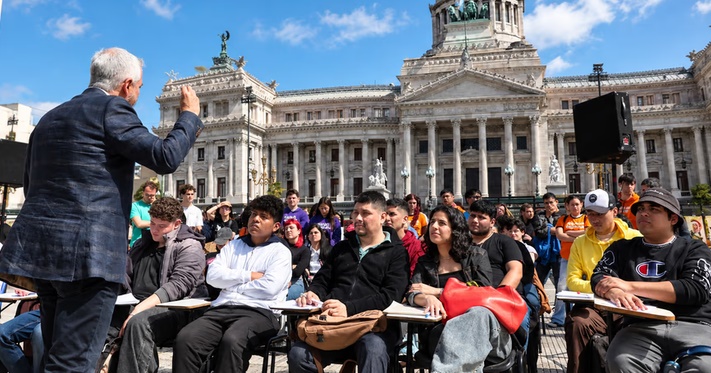 RECLAMO DE LA UBA POR LA LEY DE FINANCIAMIENTO: LA COMUNIDAD UNIVERSITARIA LLEVA SU PROTESTA AL CENTRO PORTE&Ntilde;O CON ACTIVIDADES ACAD&Eacute;MICAS
