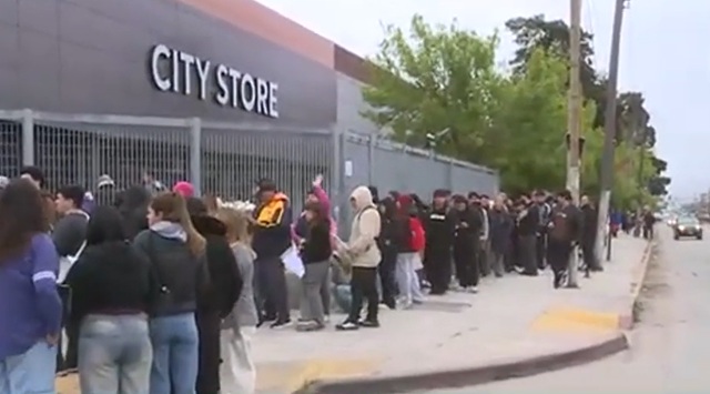 UNA MULTITUD HIZO LARGAS FILAS BAJO LA LLUVIA POR UNO DE LOS 30 PUESTOS SOLICITADOS EN UN BAZAR