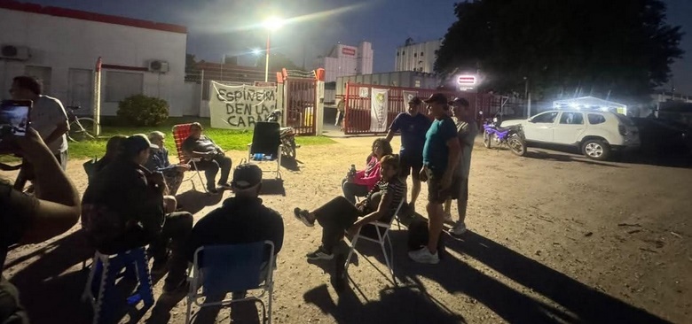 CON UN ACAMPE, LOS TRABAJADORES DE L&Aacute;CTEOS VER&Oacute;NICA CUSTODIAN LAS M&Aacute;QUINAS Y RECLAMAN LA REAPERTURA DE LA PLANTA