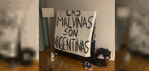 LA BANDERA DE MALVINAS QUE TERMIN&Oacute; EN MANOS DE LOS JUGADORES ARGENTINOS
