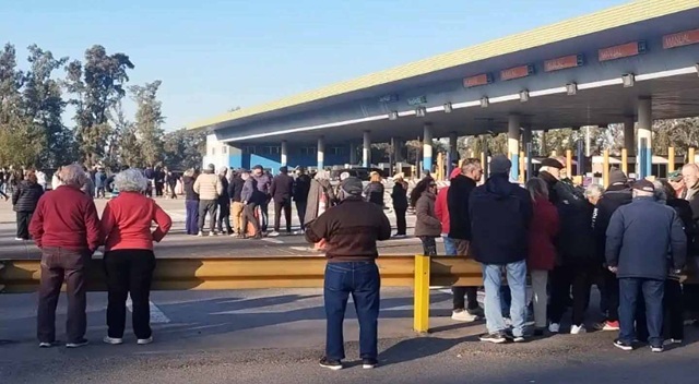 VECINOS DE EXALTACI&Oacute;N DE LA CRUZ Y PILAR RECLAMARON POR EL AUMENTO DE LA TARIFA DEL PEAJE