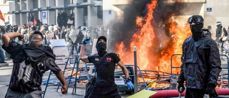 M&Aacute;S CIUDADES FRANCESAS IMPLEMENTARON TOQUE DE QUEDA TRAS LAS VIOLENTAS PROTESTAS