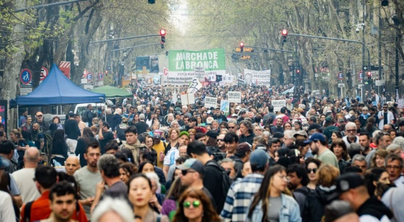 LA MARCHA DE LA BRONCA REUNI&Oacute; MILES DE MANIFESTANTES EN PLAZA DE MAYO,  UN GRITO UN&Aacute;NIME DE REPUDIO A MILEI CON R&Eacute;PLICA MULTITUDINARIA EN TODO EL PA&Iacute;S
