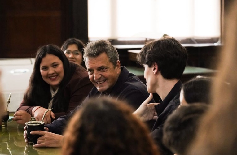 MASSA FORTALECE SU ARMADO: REUNI&Oacute; A SU JUVENTUD Y ABRI&Oacute; EL DEBATE