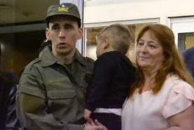 NAHUEL GALLO LLEG&Oacute; A LA ARGENTINA Y FUE RECIBIDO POR SU ESPOSA E HIJO