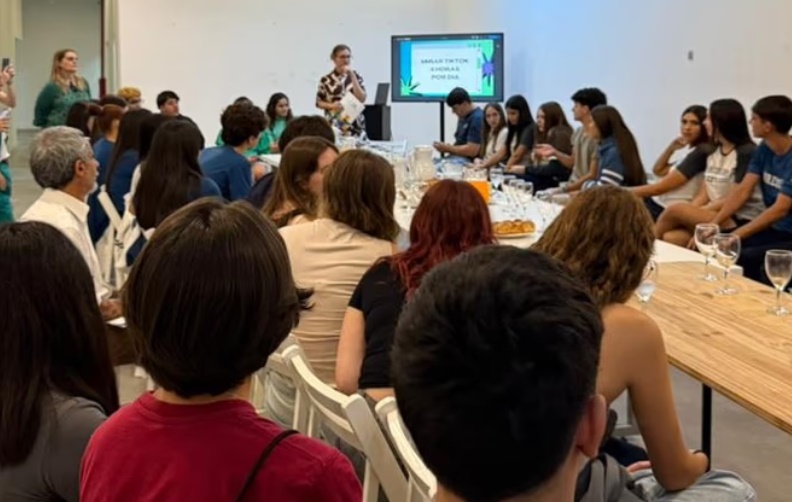 ESCUELA DE VECINOS: J&Oacute;VENES PARTICIPARON DE UN DEBATE SOBRE ADICCIONES