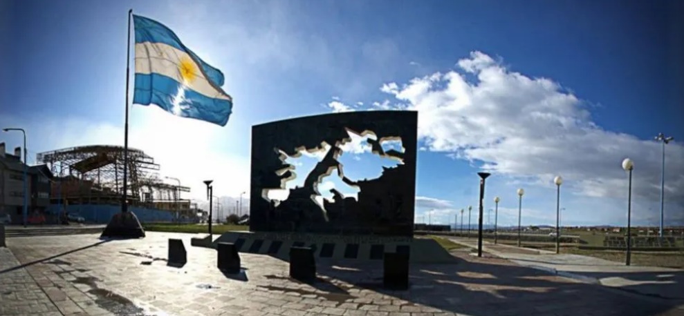 A 44 A&Ntilde;OS DE LA GUERRA DE MALVINAS, LA ARGENTINA HOMENAJEA A LOS CA&Iacute;DOS