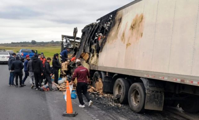 CAMI&Oacute;N CON CARNE SE INCENDI&Oacute; EN LA RUTA 9 Y DECENAS DE PERSONAS SAQUEARON LA CARGA