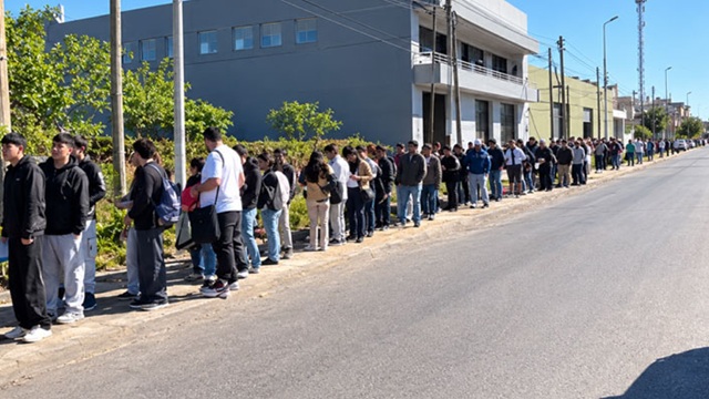 DEMANDA LABORAL DE CABA&Ntilde;A SANTA MARTA EN EZEIZA: M&Aacute;S DE 10 CUADRAS DE FILA PARA CONSEGUIR UNO DE LOS 40 PUESTOS EN UNA DISTRIBUIDORA