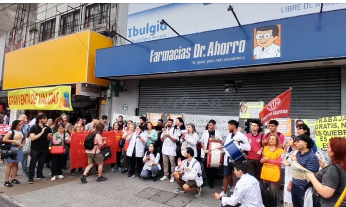 OTRO A LA LONA: FARMACIAS DEL DR. AHORRO: 300 DESPIDOS, 33 SUCURSALES CERRADAS Y DEUDAS DETR&Aacute;S DEL CIERRE DEFINITIVO