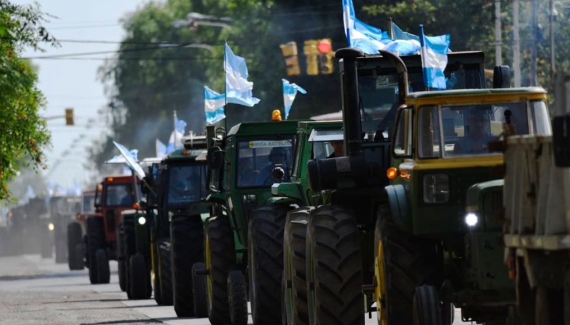 PRODUCTORES ENCABEZAN UN TRACTORAZO EN LA PLATA POR EL ESTADO DE LOS CAMINOS RURALES