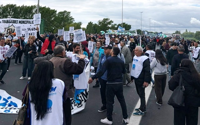 LA FEDERACI&Oacute;N DE MUNICIPALES BONAERENSES CORT&Oacute; LA AUTOPISTA BUENOS AIRES-LA PLATA EN RECLAMO DE SALARIOS DIGNOS