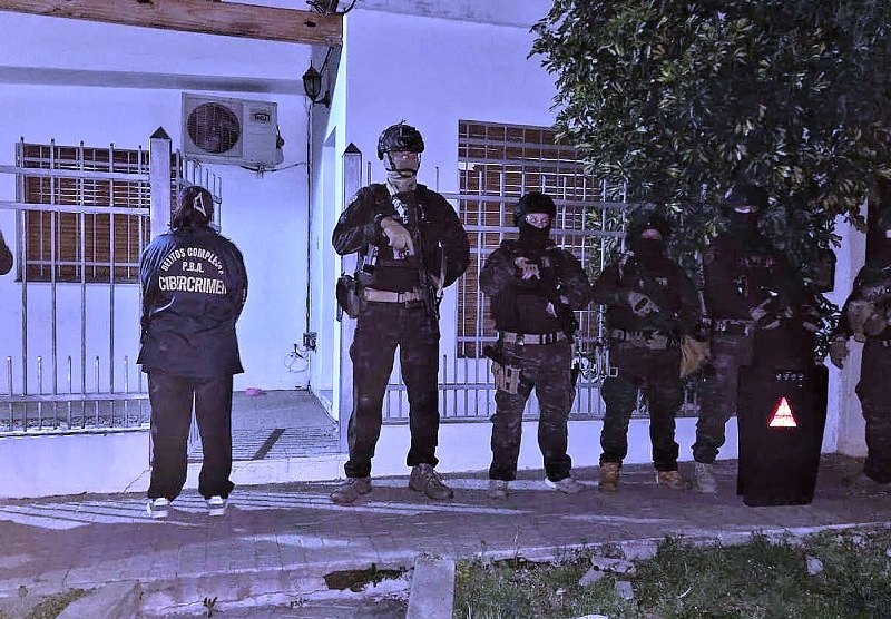 DETUVIERON A UN HOMBRE QUE FILMABA CON C&Aacute;MARAS OCULTAS A NI&Ntilde;AS Y MUJERES CON FINES SEXUALES