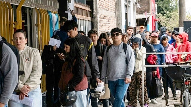 GUERNICA, PTE PER&Oacute;N CRISIS DE EMPLEO: ACAMPE Y M&Aacute;S DE TRES CUADRAS DE FILA POR UN PUESTO DE TRABAJO