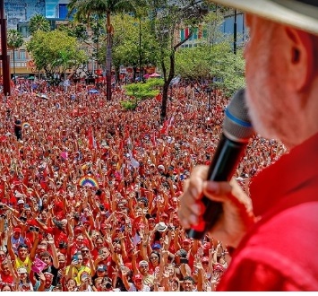 &laquo;DERROTAREMOS AL CANDIDATO QUE BESE LA BANDERA ESTADOUNIDENSE&raquo;, DECLAR&Oacute; LULA EN CEAR&Aacute;.