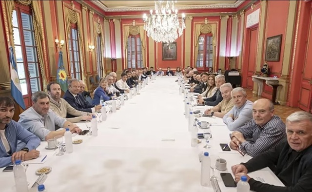 KICILLOF REUNI&Oacute; A SUS INTENDENTES QUE BUSCAN AVANZAR CON LAS REELECCIONES INDEFINIDAS