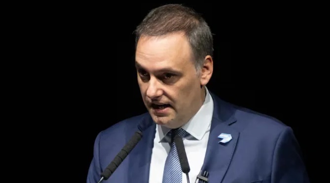 LO OBVIO: CA&Iacute;DA ESTREPITOSA DE LA IM&Aacute;GEN DE MANUEL ADORNI