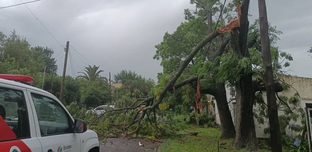 FUERTE TEMPORAL EN EL AMBA: INUNDACIONES, DESTROZOS Y MILES DE USUARIOS SIN LUZ