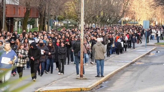 NECOCHEA SE VISTI&Oacute; DE SILENCIO Y VELAS PARA RECLAMAR JUSTICIA EN LA RUTA 88 QUE LE ARREBAT&Oacute; A ANITA