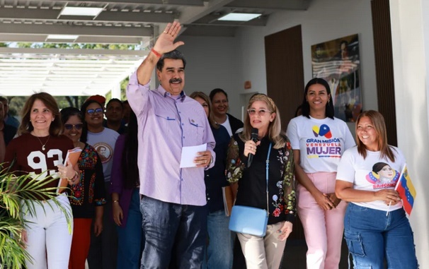 PRESIDENTE MADURO Y CILIA FLORES LLAMAN A LA RECONCILIACI&Oacute;N CON MENSAJE A TRAV&Eacute;S DE X