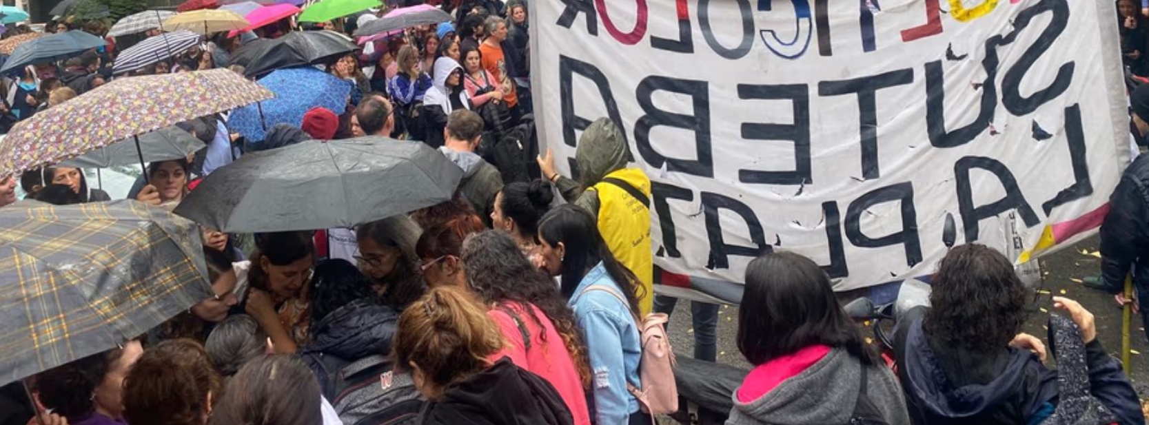 PROTESTA DE DOCENTES BONAERENSES:  MARCHARON A LA GOBERNACI&Oacute;N PARA EXIGIR MEJORAS SALARIALES