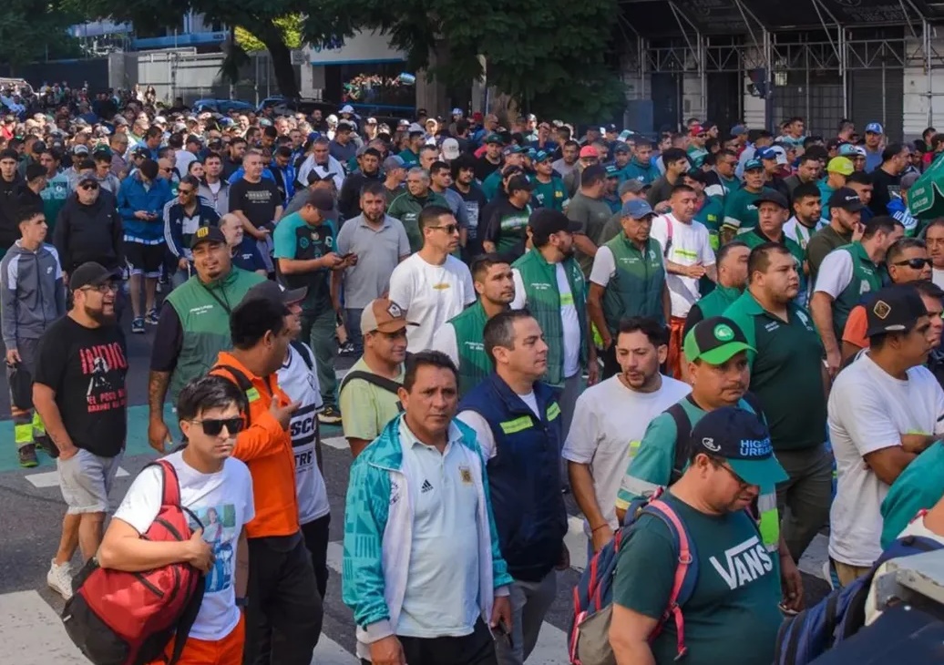 CAMIONEROS GAN&Oacute; LA PULSEADA EN GESELL Y REINCORPORAN A LOS 45 DESPEDIDOS